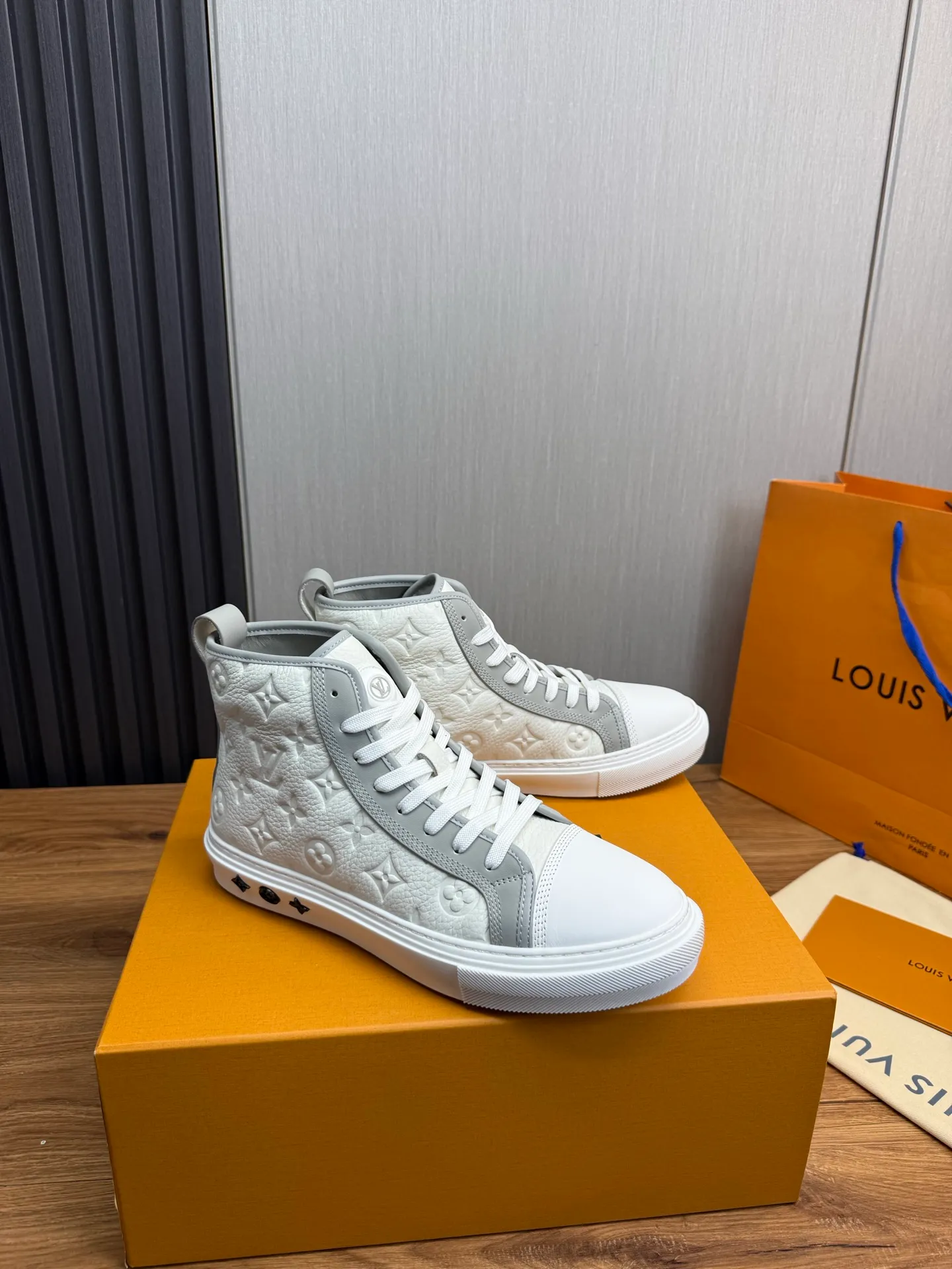 Men's shoes 💰840💰 LOUIS VUITTON [Luden Yiwei] The new trendy Lv is on the market 🎁, casual and fashionable men's shoes 👟 1:1 shipment ⬆️The upper is made of imported cowhide + cowhide mesh lining, the original wear-resistant rubber outsole, the version is simple and elegant, exclusive for trendy men. 38-45 (38.45 is non-refundable if made to order)